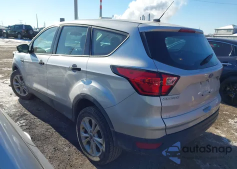 2019 Ford Escape S z USA, uszkodzony, nr VIN 1FMCU0F75KUC49911